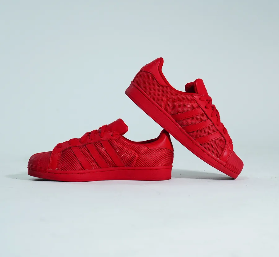 Foto de producto vertical para redes sociales: tenis rojos, toma 65