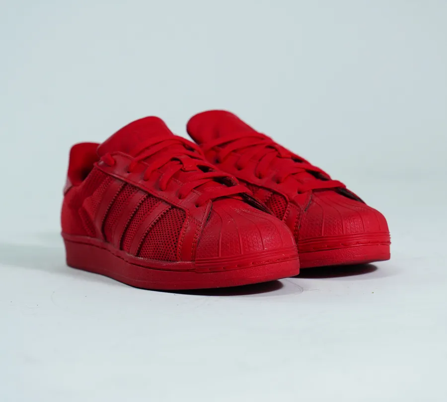 Foto de producto vertical para redes sociales: tenis rojos, toma 66