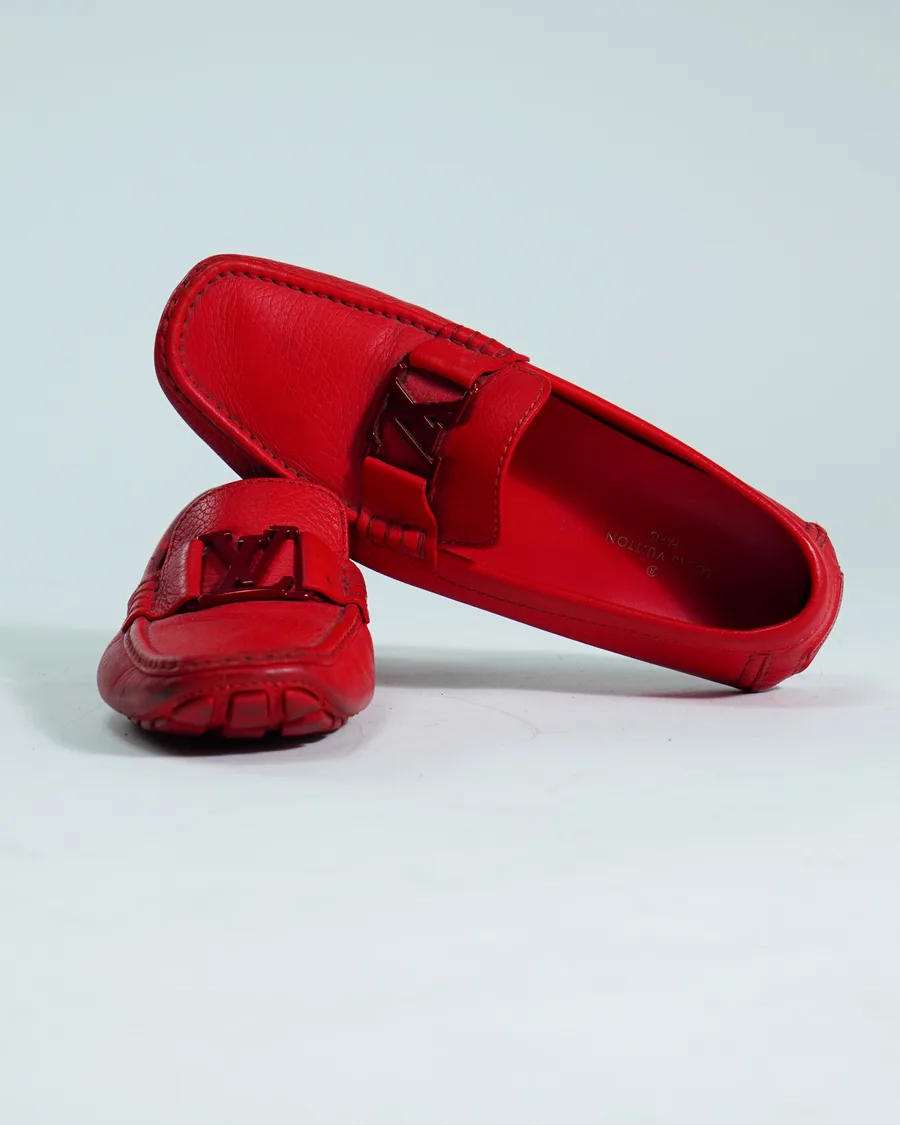Foto de producto vertical para redes sociales: tenis rojos, toma 67
