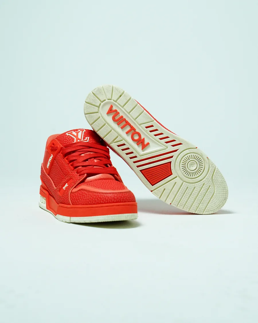 Foto de producto vertical para redes sociales: tenis rojos de piel, toma 1