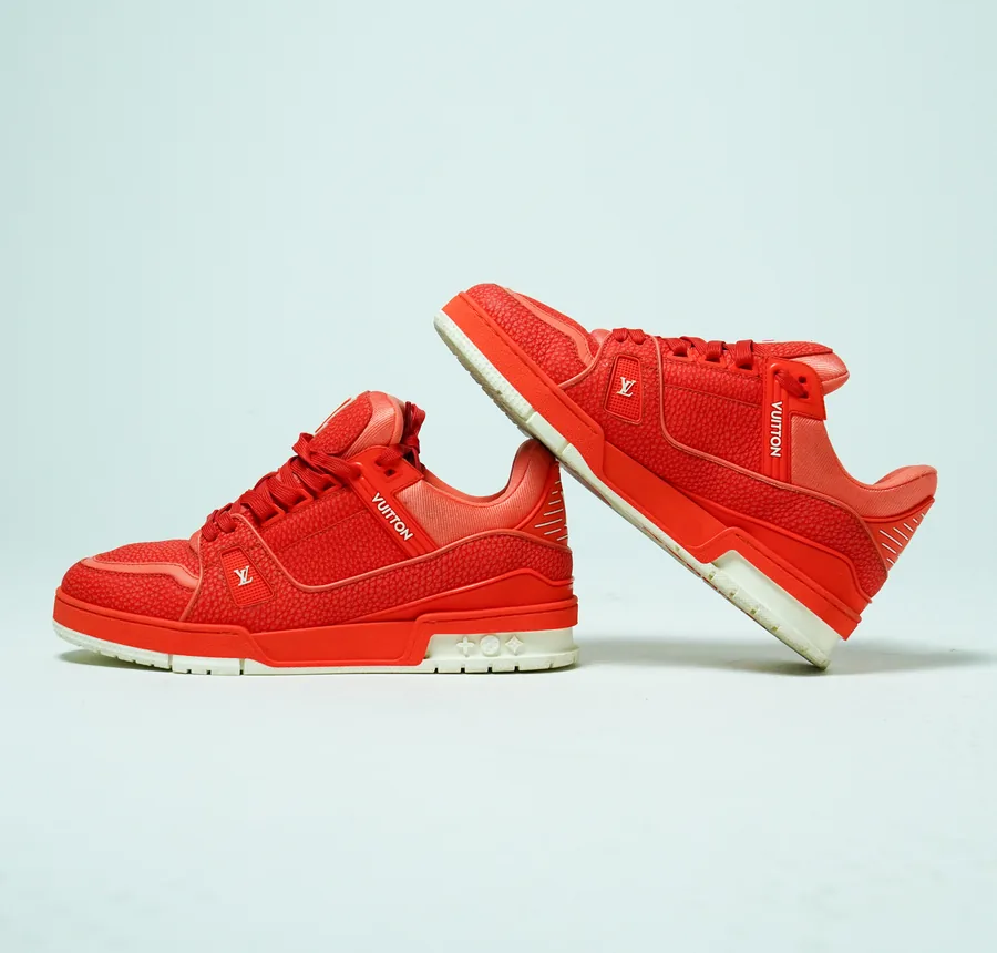 Foto de producto vertical para redes sociales: tenis rojos de piel, toma 2