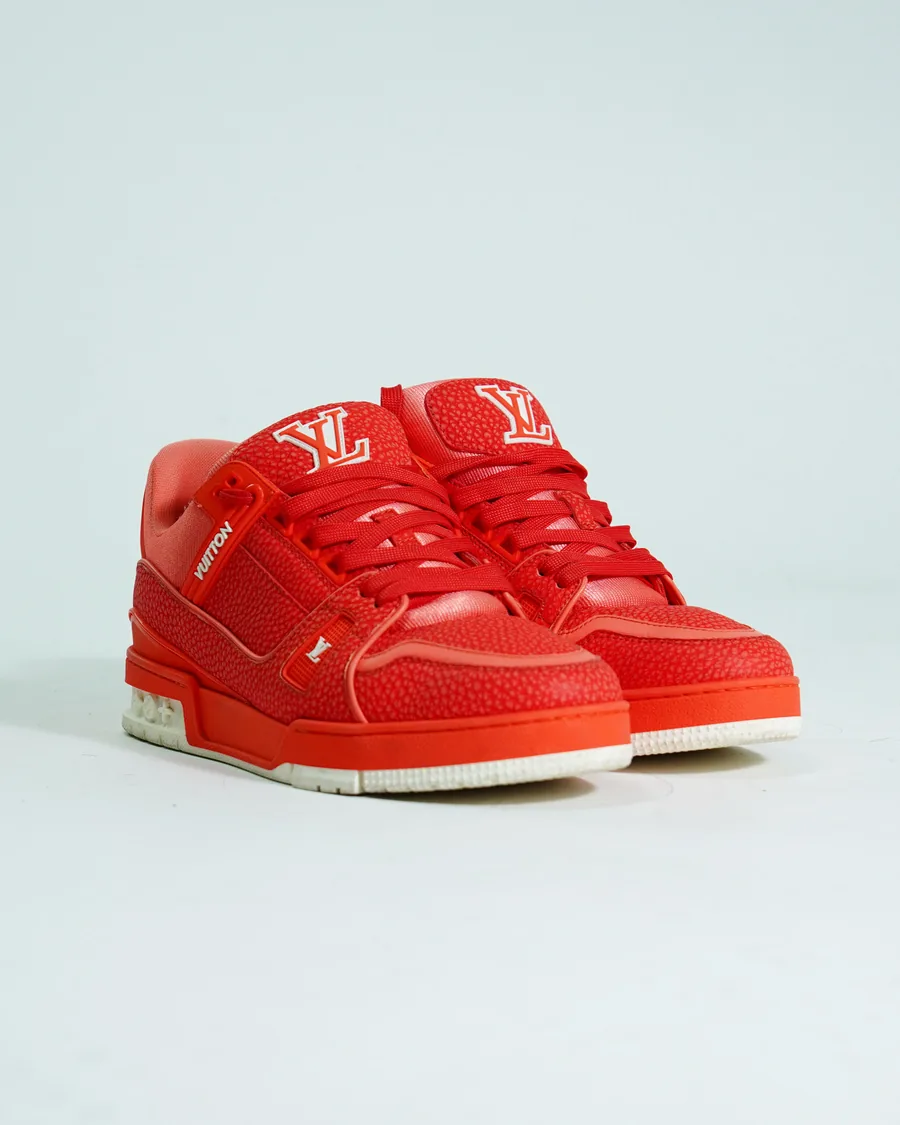 Foto de producto vertical para redes sociales: tenis rojos de piel, toma 3