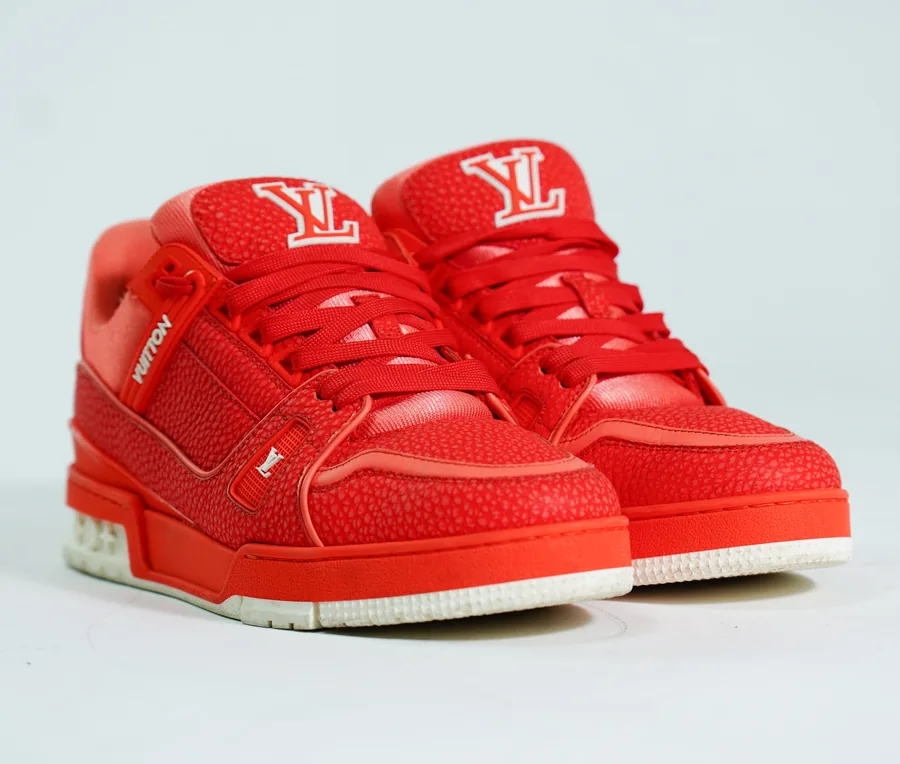 Foto de producto vertical para redes sociales: tenis rojos de piel, toma 4
