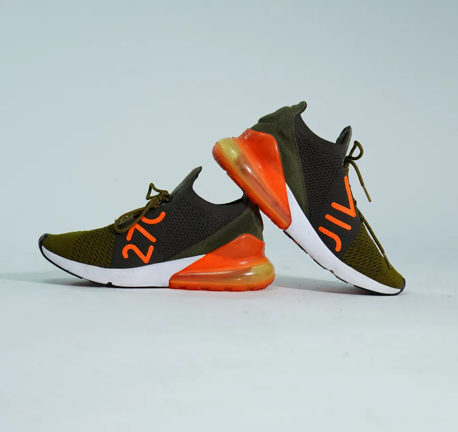 Foto de producto vertical para redes sociales: tenis verde olivo, toma 130