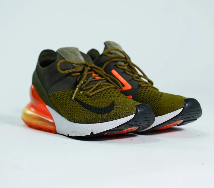 Foto de producto vertical para redes sociales: tenis verde olivo, toma 131