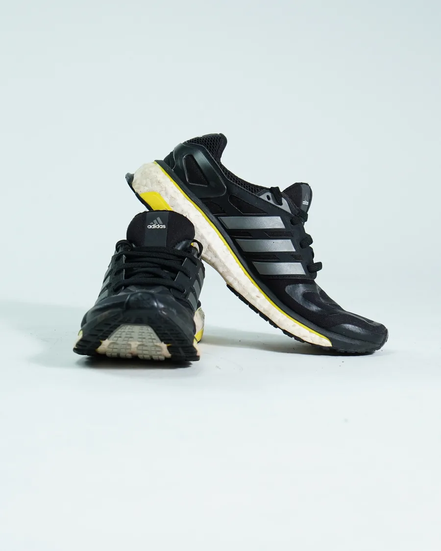 Foto de producto vertical para redes sociales: tenis verde olivo, toma 132