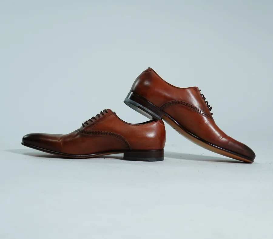 Foto de producto vertical para redes sociales: zapatos de vestir cafés de piel, toma 106