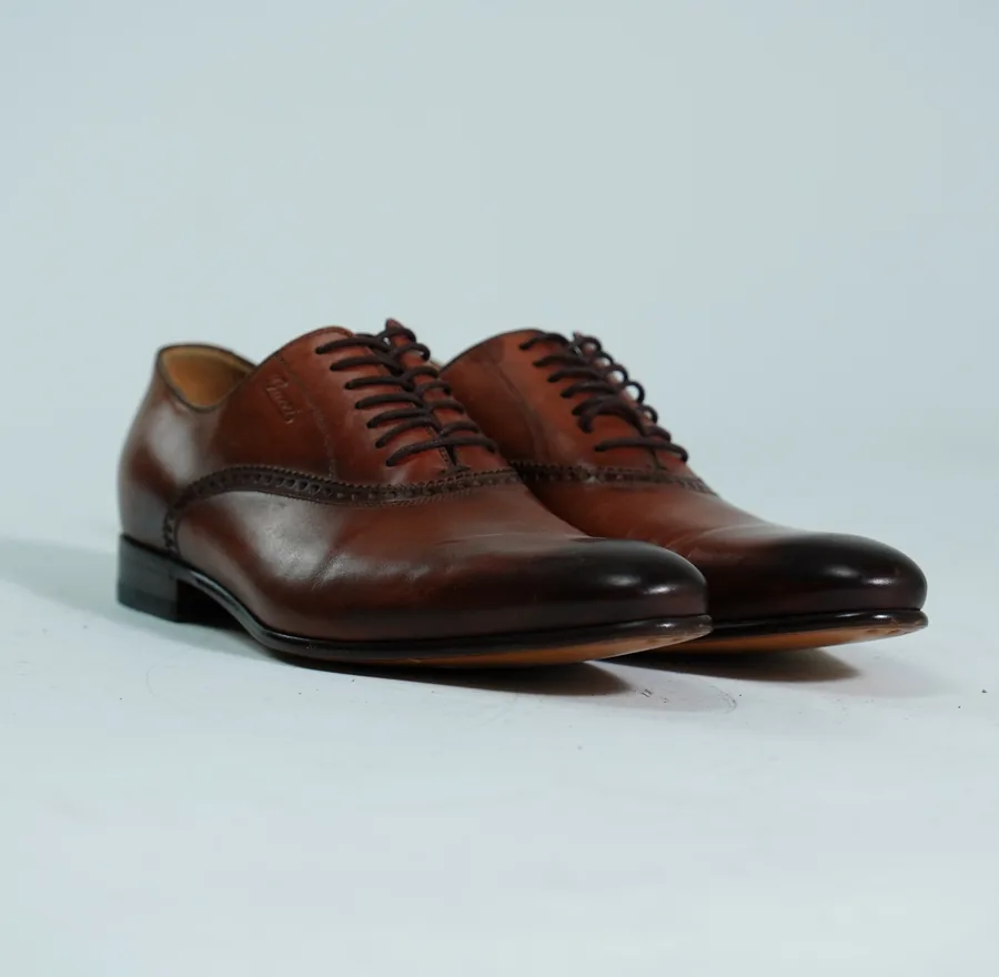Foto de producto vertical para redes sociales: zapatos de vestir cafés de piel, toma 107
