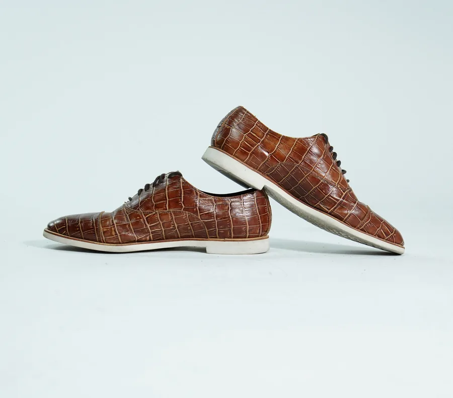 Foto de producto vertical para redes sociales: zapatos de vestir cafés tipo oxford, toma 139