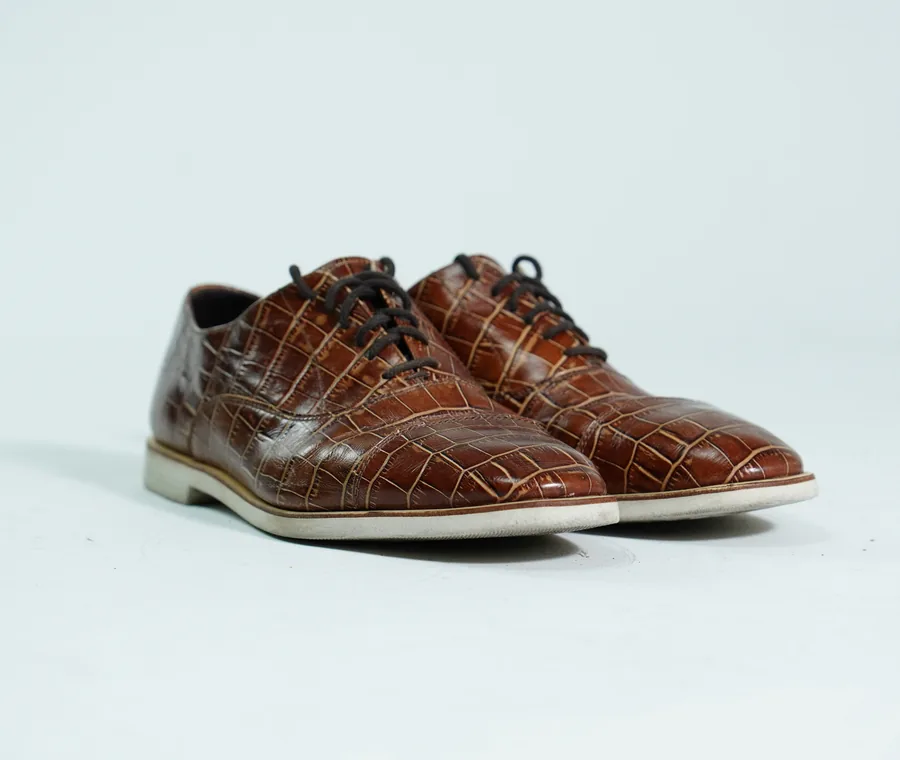 Foto de producto vertical para redes sociales: zapatos de vestir cafés tipo oxford, toma 140