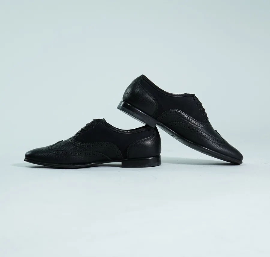 Foto de producto vertical para redes sociales: zapatos de vestir negros, toma 85