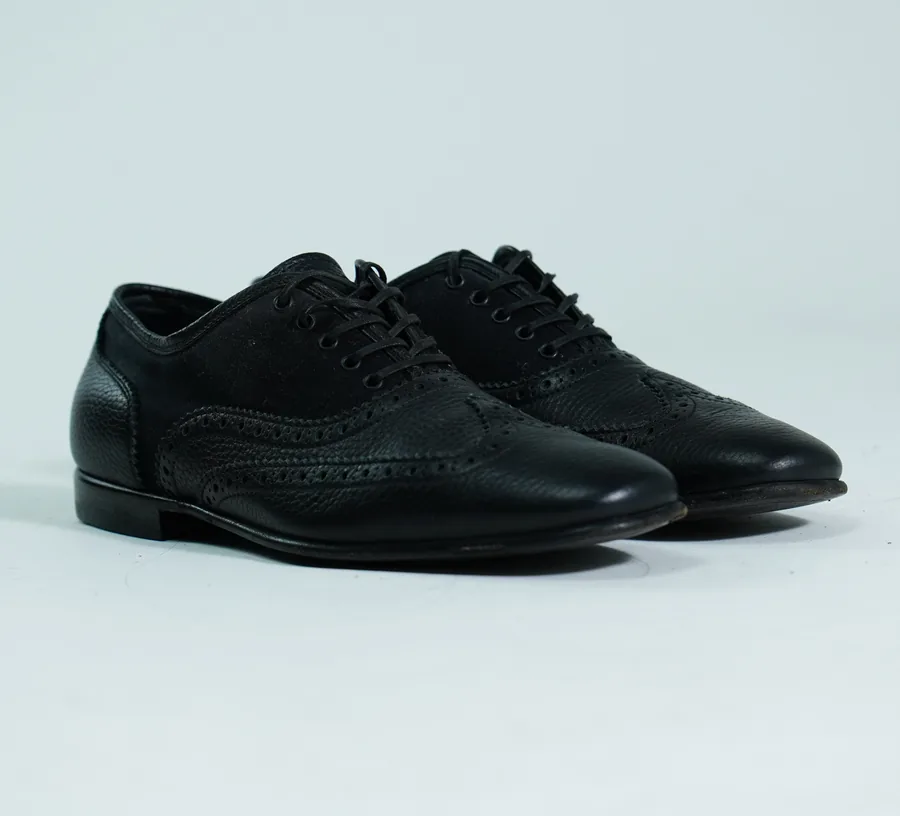 Foto de producto vertical para redes sociales: zapatos de vestir negros, toma 86