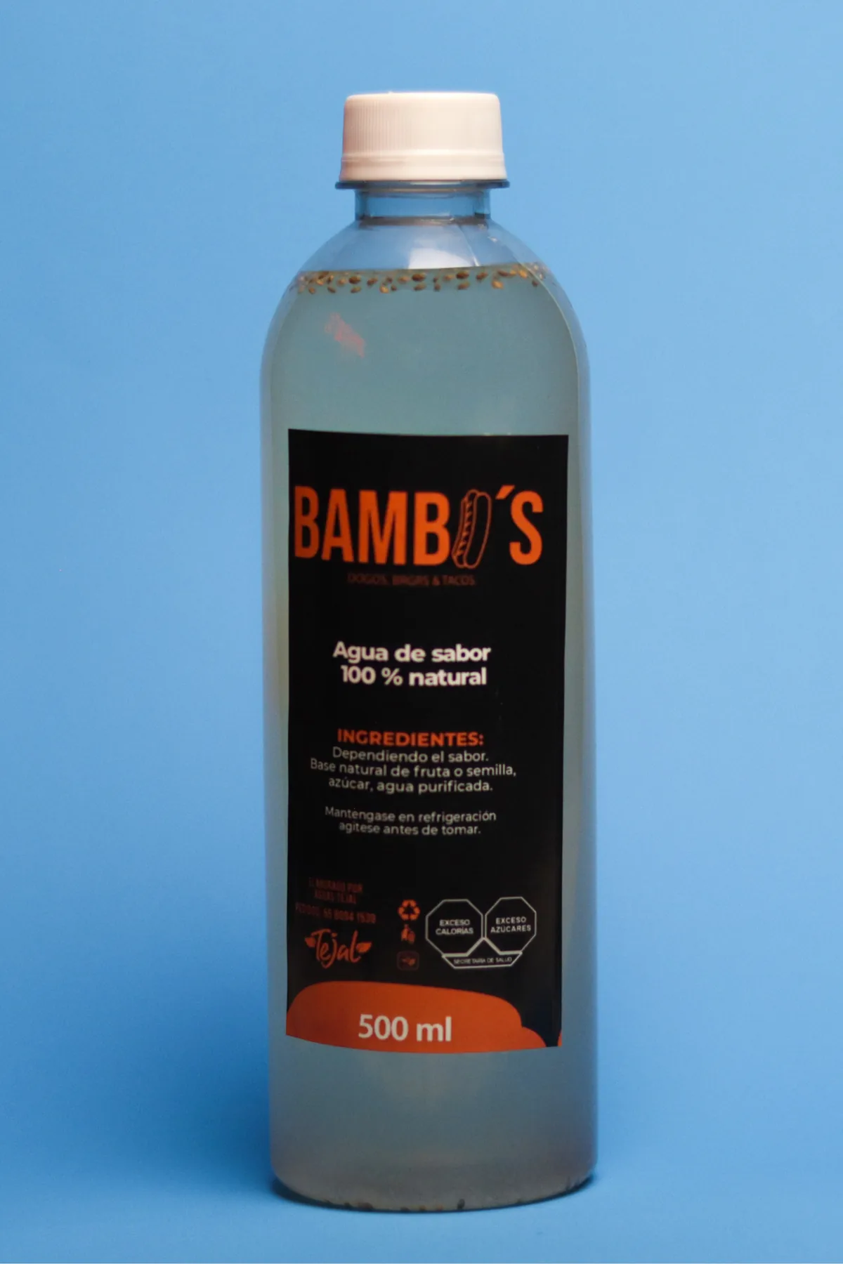 Fotografía de alimentos en estudio: botella de bebida sobre fondo azul, toma 2