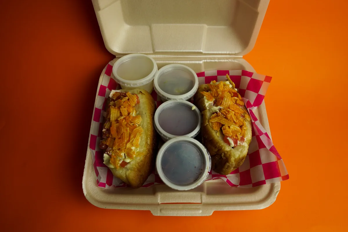 Fotografía de alimentos en estudio: combo de hot dogs en empaque para llevar, toma 38