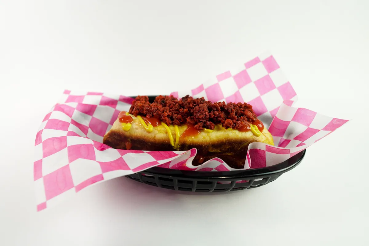 Fotografía de alimentos en estudio: hot dog con chorizo sobre fondo blanco, toma 19