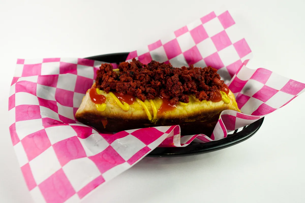 Fotografía de alimentos en estudio: hot dog con chorizo sobre fondo blanco, toma 20