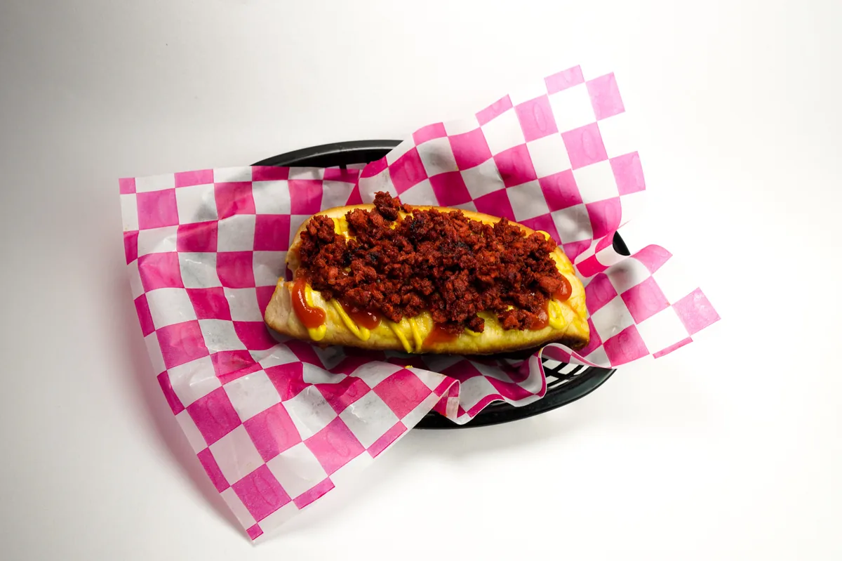 Fotografía de alimentos en estudio: hot dog con chorizo sobre fondo blanco, toma 21
