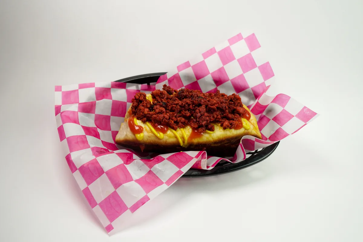 Fotografía de alimentos en estudio: hot dog con chorizo sobre fondo blanco, toma 22
