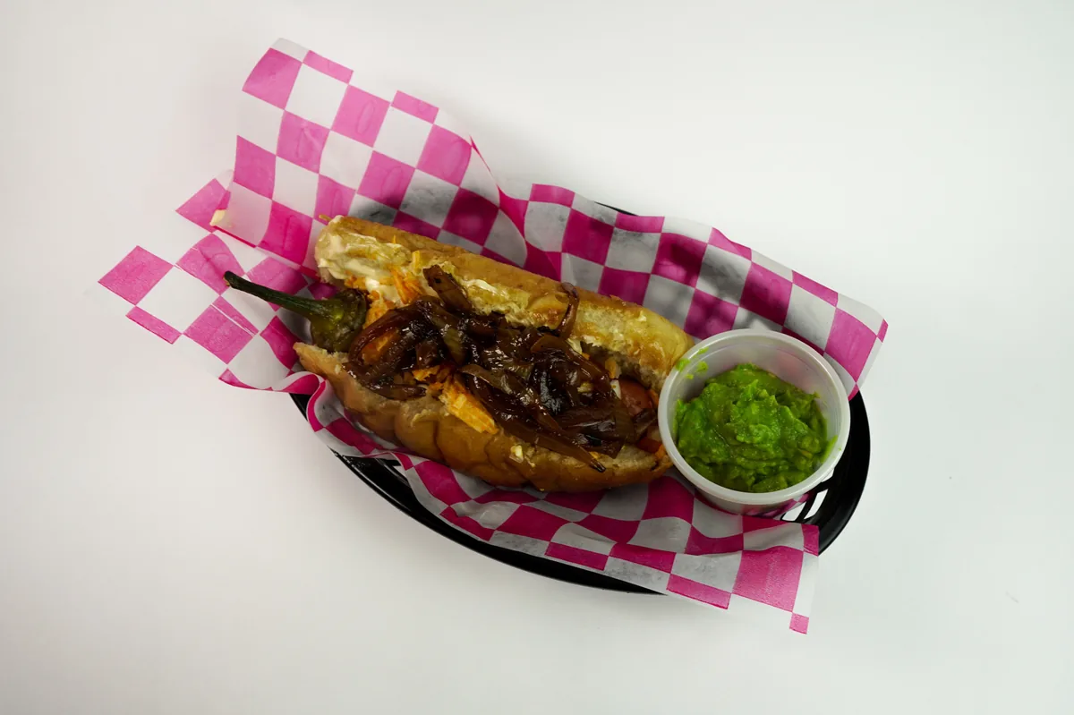 Fotografía de alimentos en estudio: hot dog con guacamole sobre fondo blanco, toma 49