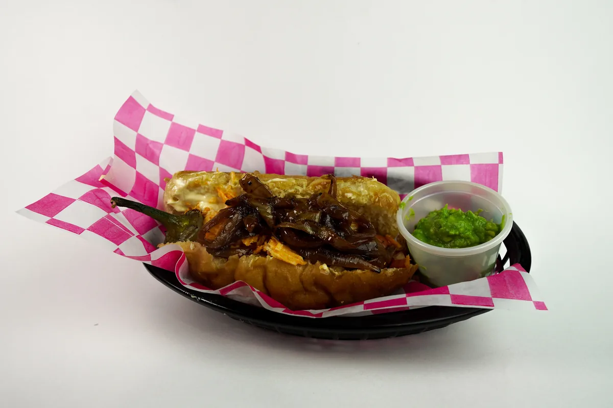 Fotografía de alimentos en estudio: hot dog con guacamole sobre fondo blanco, toma 50