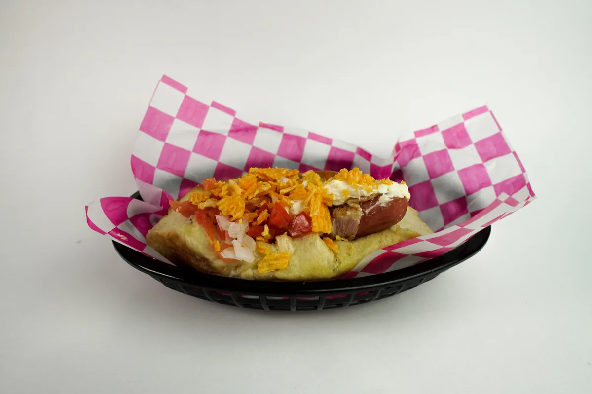 Fotografía de alimentos en estudio: hot dog con tocino sobre fondo blanco, toma 51