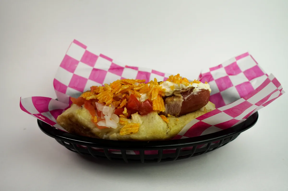 Fotografía de alimentos en estudio: hot dog con tocino sobre fondo blanco, toma 52