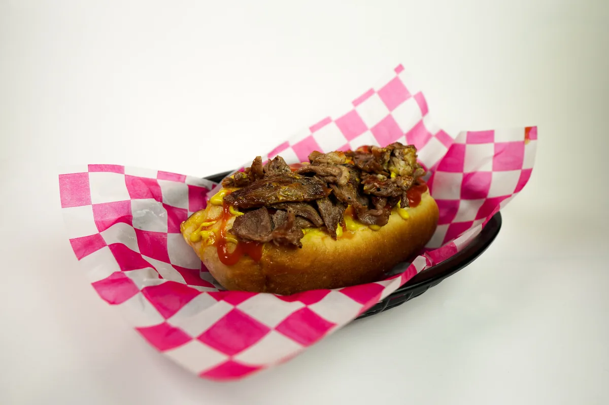 Fotografía de alimentos en estudio: hot dog de arrachera sobre fondo blanco, toma 6