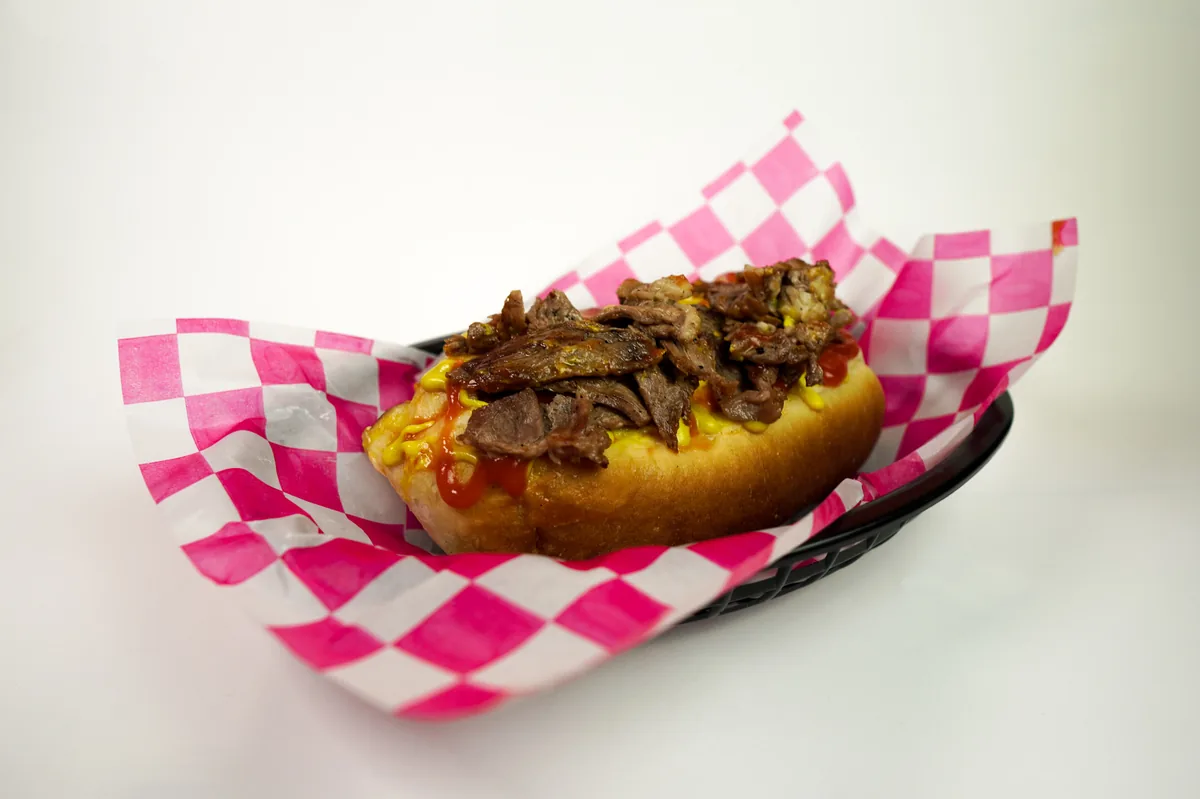 Fotografía de alimentos en estudio: hot dog de arrachera sobre fondo blanco, toma 7