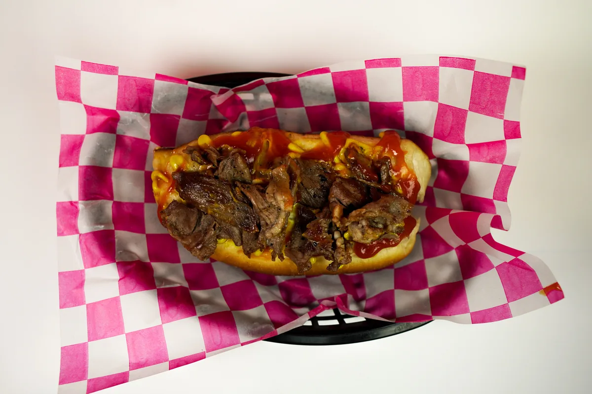 Fotografía de alimentos en estudio: hot dog de arrachera sobre fondo blanco, toma 8