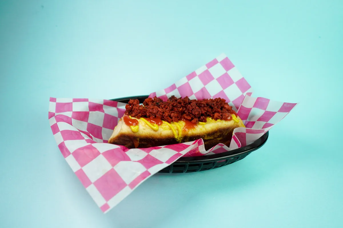 Fotografía de alimentos en estudio: hot dog sobre fondo turquesa, toma 23