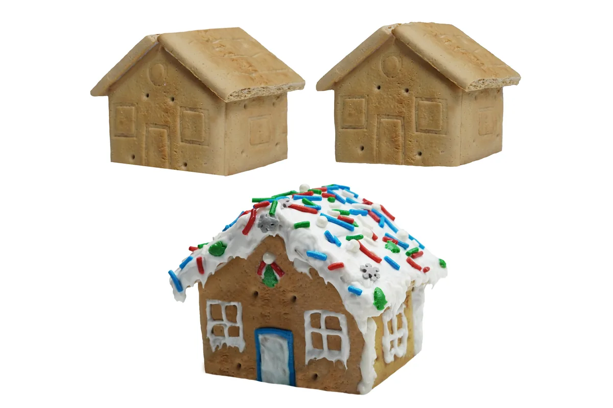 Fotografía de producto recortada sobre fondo blanco: casitas de galleta de jengibre decoradas