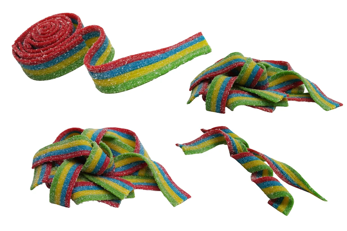 Fotografía de producto recortada sobre fondo blanco: cintas de dulce enchilado multicolor