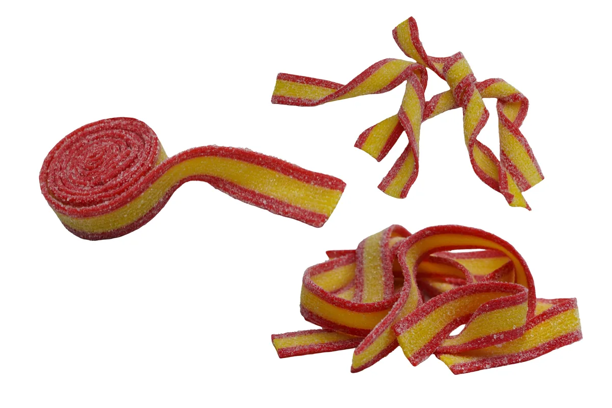 Fotografía de producto recortada sobre fondo blanco: cintas de dulce rojo y amarillo