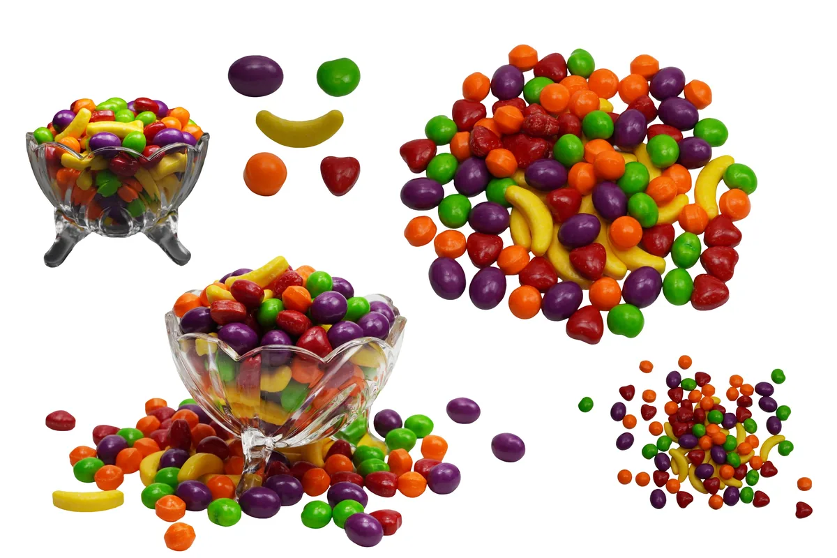 Fotografía de producto recortada sobre fondo blanco: dulces de fruta en tazón de cristal