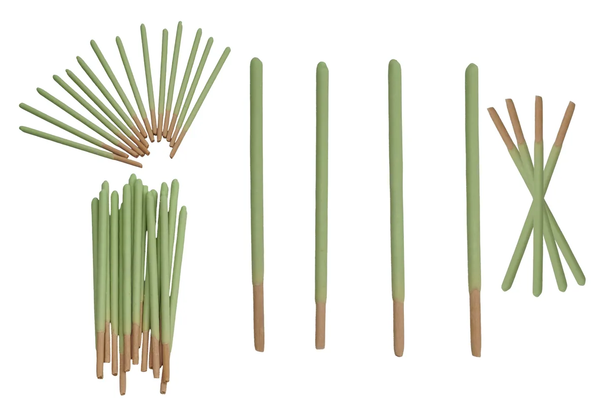 Fotografía de producto recortada sobre fondo blanco: palitos de galleta cubiertos color verde
