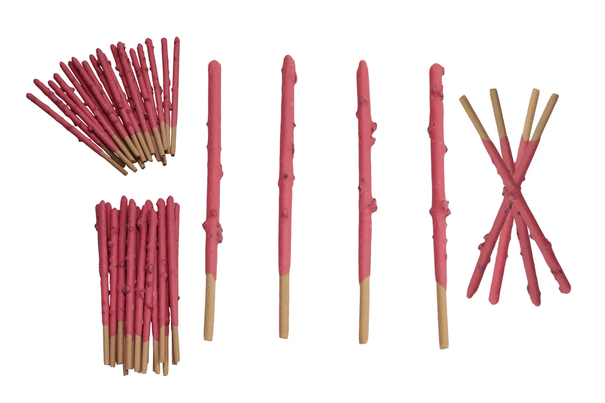 Fotografía de producto recortada sobre fondo blanco: palitos de galleta cubiertos sabor cereza