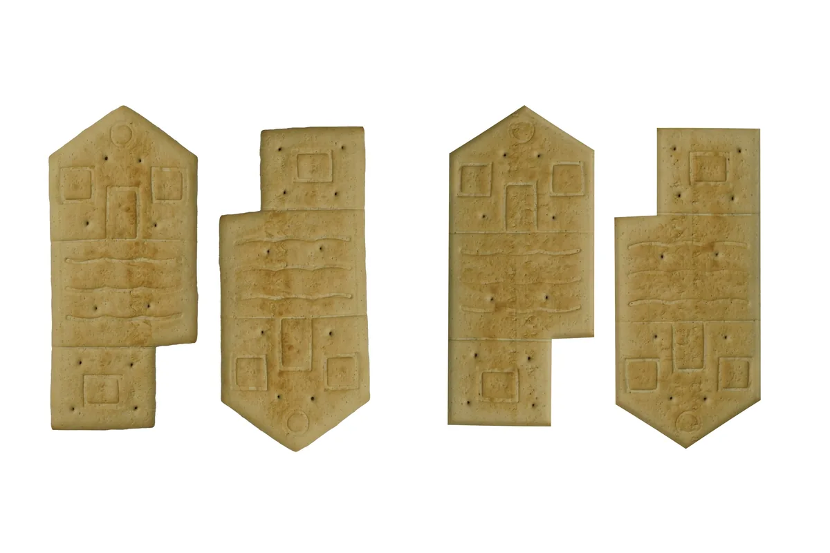 Fotografía de producto recortada sobre fondo blanco: piezas de galleta para armar una casita