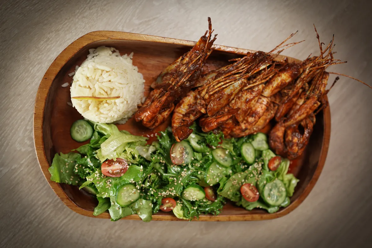 Fotografía gastronómica de restaurante: camarones a la parrilla con arroz, toma 92