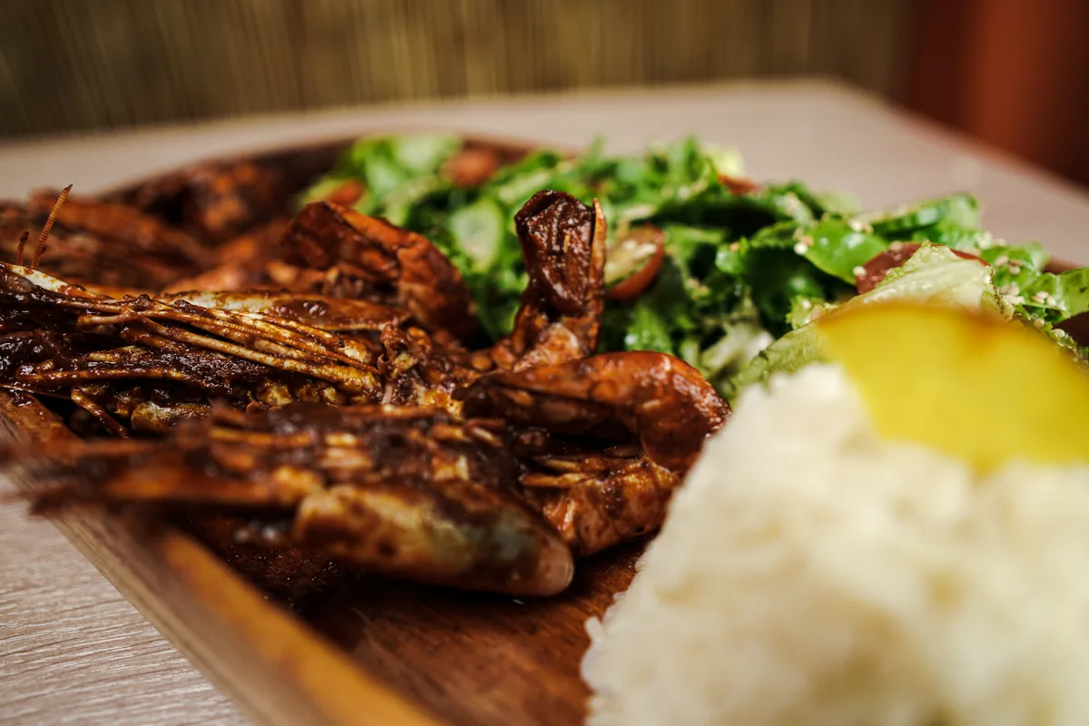 Fotografía gastronómica de restaurante: camarones a la parrilla con arroz, toma 93
