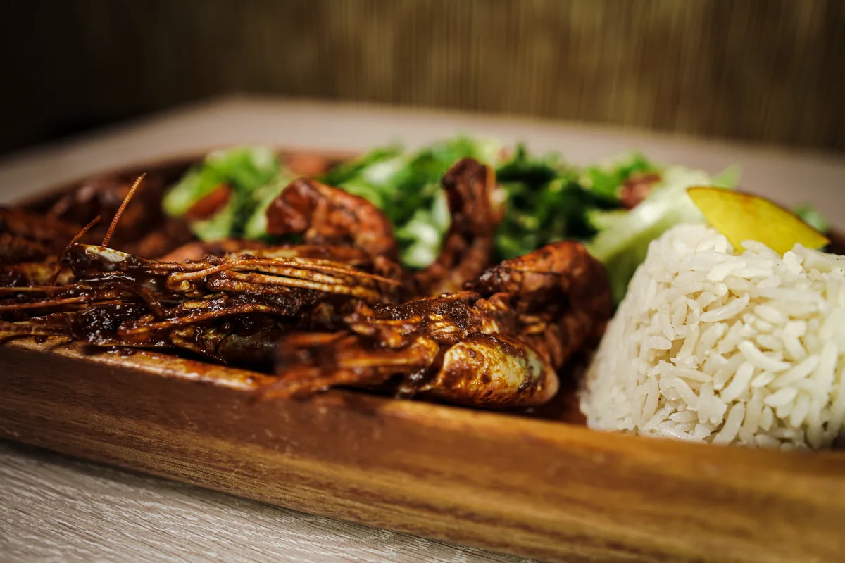 Fotografía gastronómica de restaurante: camarones a la parrilla con arroz, toma 94