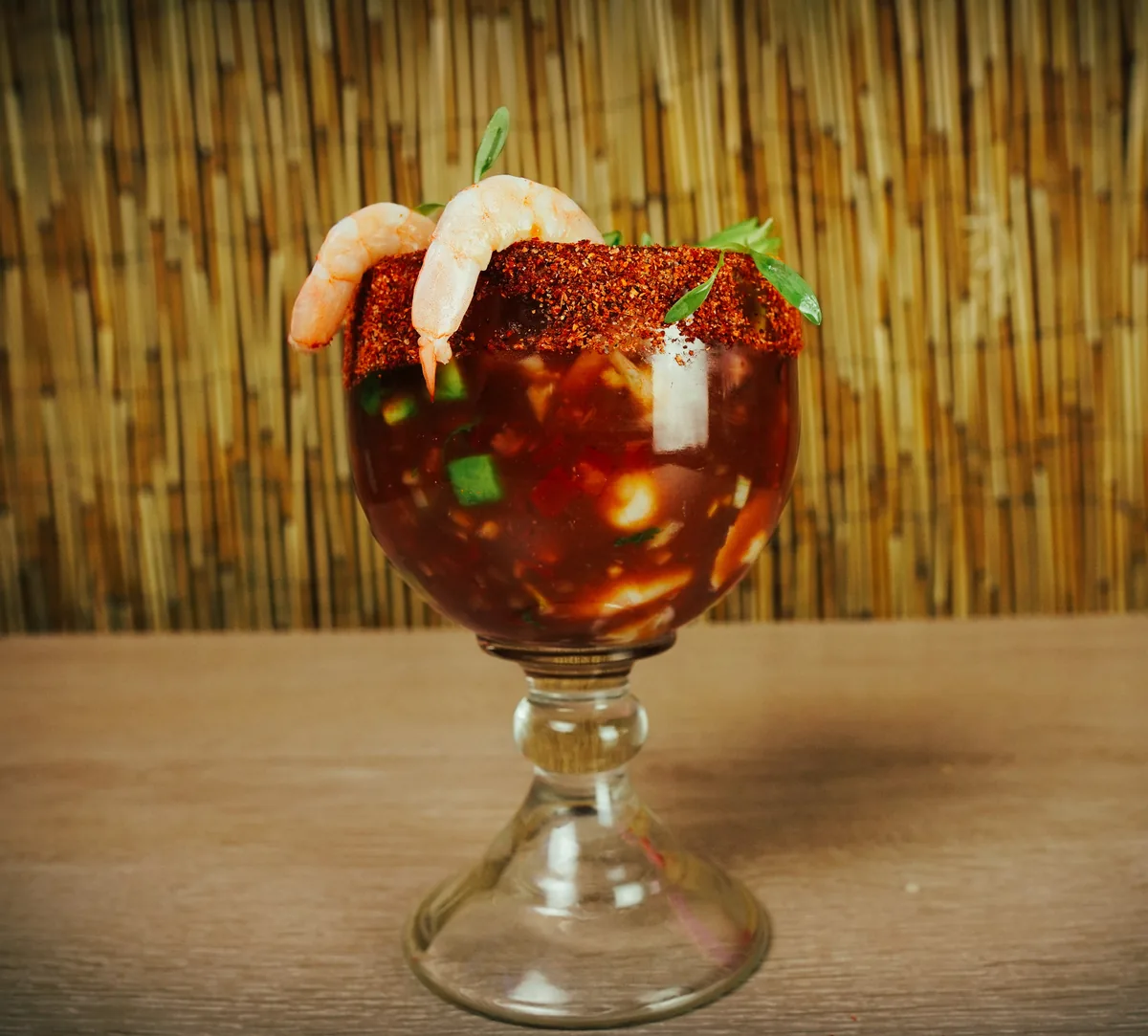 Fotografía gastronómica de restaurante: coctel de camarón en copa, toma 58