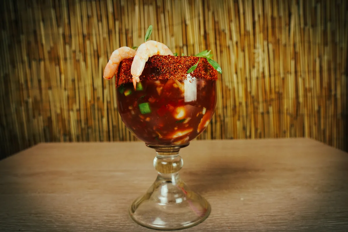 Fotografía gastronómica de restaurante: coctel de camarón en copa, toma 59