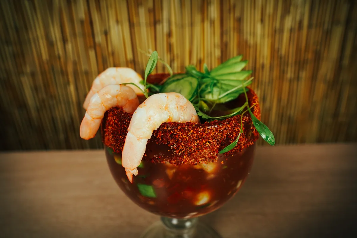 Fotografía gastronómica de restaurante: coctel de camarón en copa, toma 60