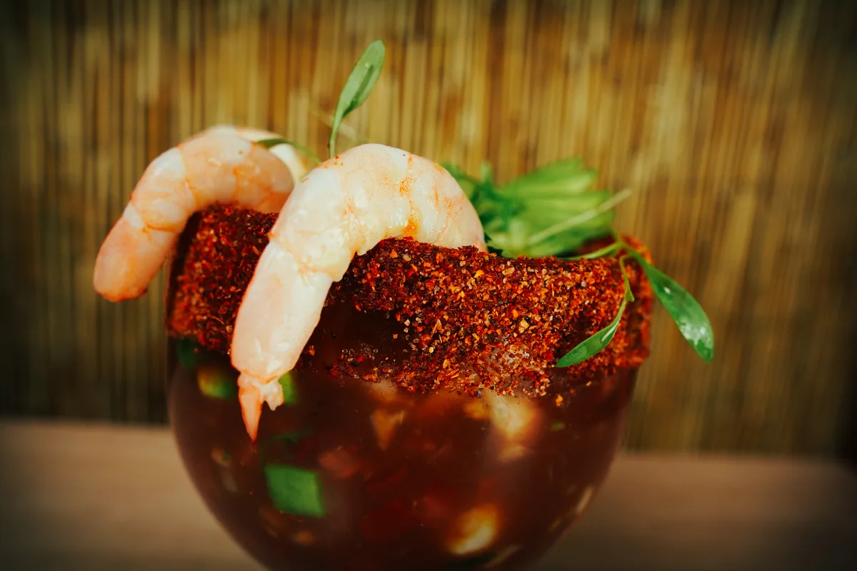 Fotografía gastronómica de restaurante: coctel de camarón en copa, toma 61