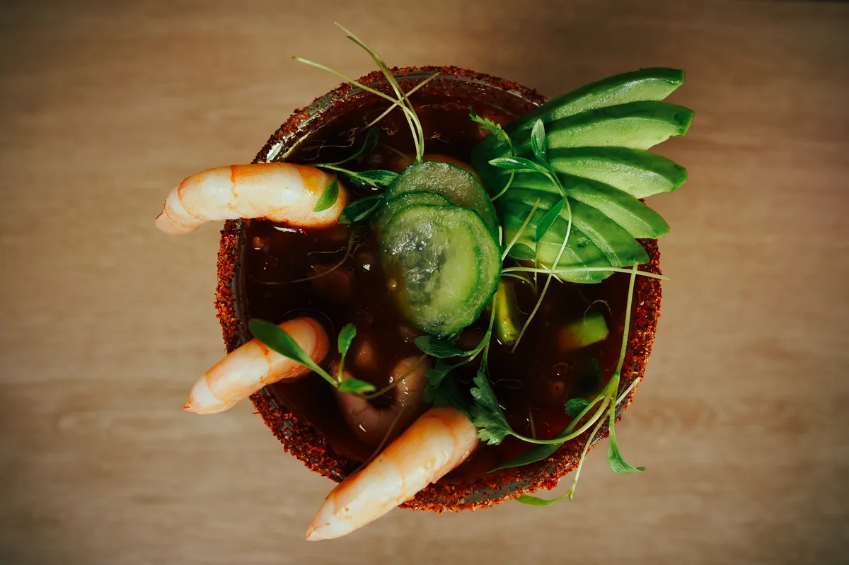 Fotografía gastronómica de restaurante: coctel de camarón en copa, toma 62