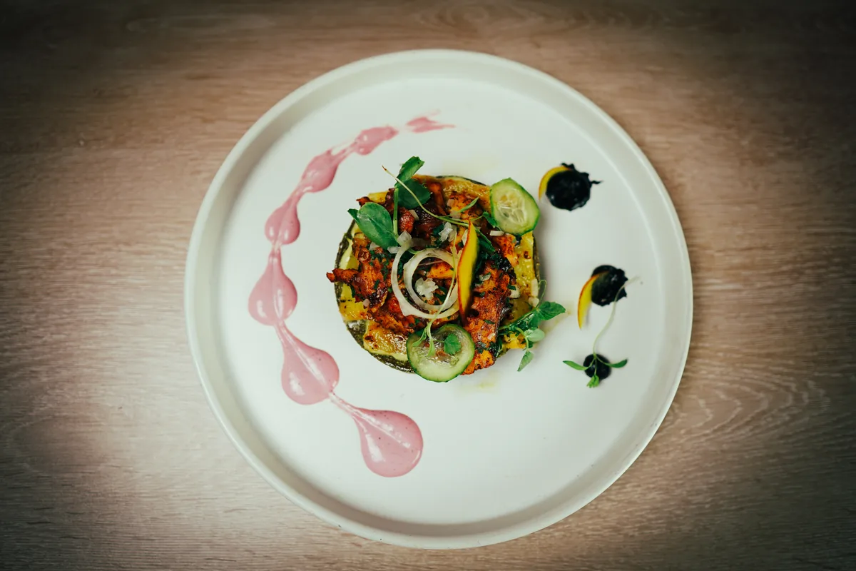 Fotografía gastronómica de restaurante: emplatado de autor en plato blanco, toma 96