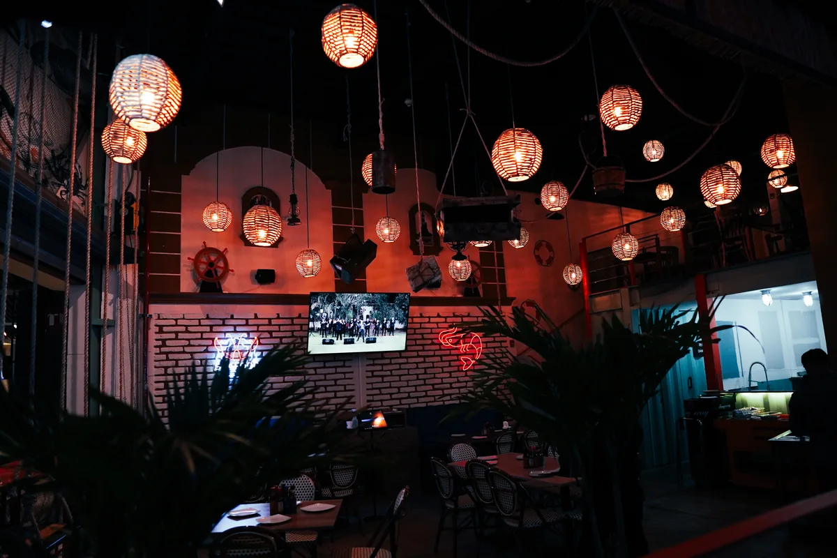 Fotografía gastronómica de restaurante: interior de restaurante de mariscos de noche, toma 75