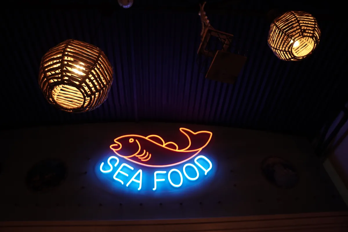 Fotografía gastronómica de restaurante: interior de restaurante de mariscos de noche, toma 76