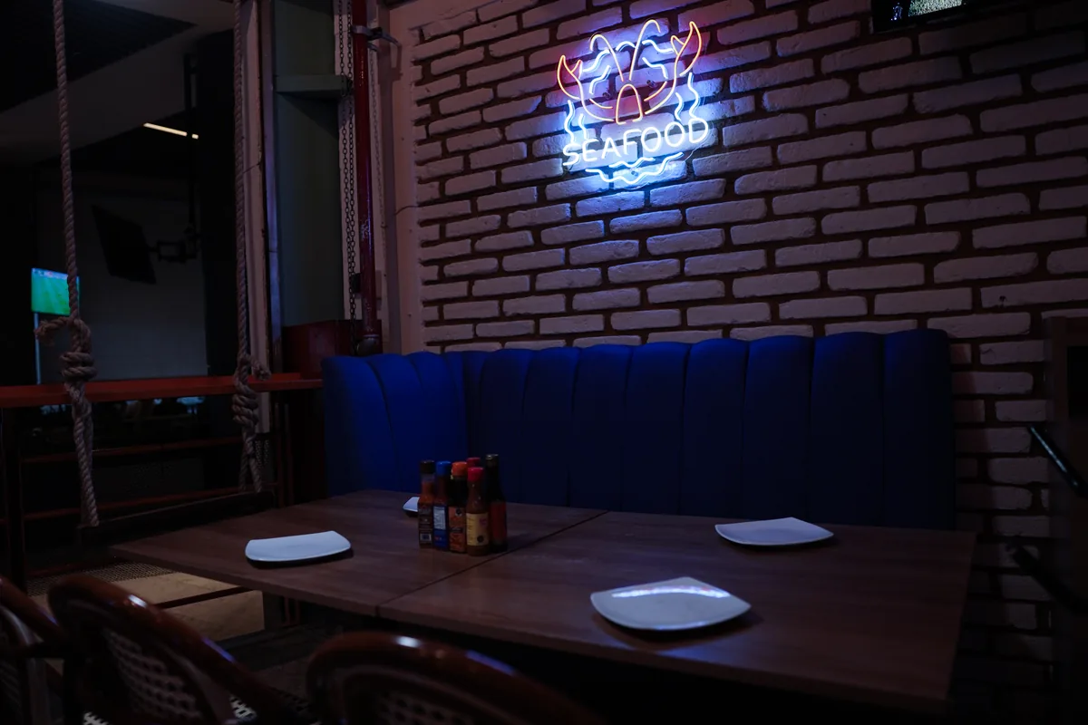 Fotografía gastronómica de restaurante: interior de restaurante de mariscos de noche, toma 77