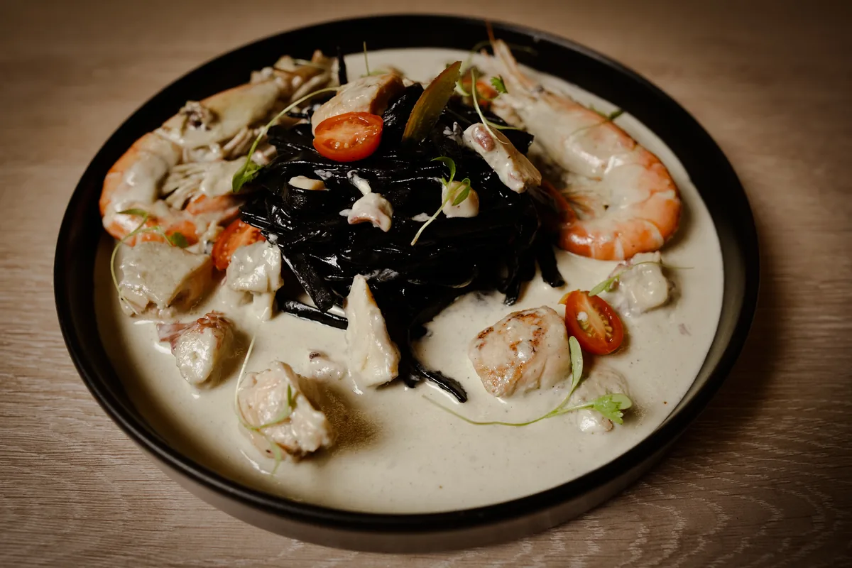 Fotografía gastronómica de restaurante: pasta negra con mariscos, toma 107